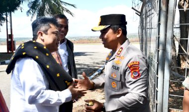 Kapolda-NTT-Sambut-Hangat-Kedatangan-Staf-Ahli-Menko-Polhukam-di-Bandara-Eltari-Kupang