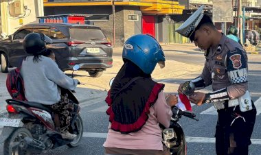 Semarak-HUT-RI-ke-80-di-Waingapu,-Sat-Lantas Polres-Sumba-Timur-Bagikan-Bendera