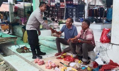 Polsek-Umalulu-Laksanakan-Patroli-Dialogis-di-Pasar-Demi-Jamin-Keamanan-dan-Kenyamanan