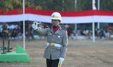 Langkah-Tegap-Sang-Komandan:-Ipda-Prayogi-Pimpin-Upacara-Penurunan-Bendera-di-Waingapu