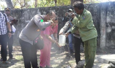 Jejak-Pertama-Kapolres-Sumba-Timur-di-Pulau-Salura,-Disambut-Tradisi-Leluhur