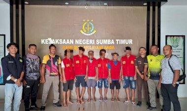 Polsek-Pandawai-Serahkan-6-Tersangka-Kasus-Curnak-ke-Kejari-Waingapu