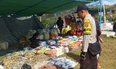 Bhabinkamtibmas-Mehang-Mata-Patroli-dan-Sosialisasi-Kamtibmas-di-Pasar-Kananggar