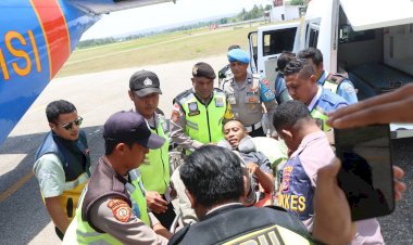 Wujud-Kepedulian-Pimpinan,-Anggota-Polres-Sumba-Timur-Dipulangkan-dengan-Pesawat-Polri
