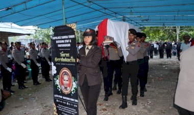 Polres-Sumba-Timur-Gelar-Upacara-Pemakaman-Secara-Kedinasan-untuk-Lettu-Purn.-Marthinus-Wunu-Tanda