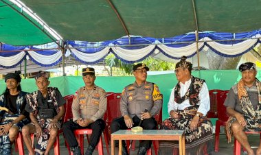 Kapolres-Sumba-Timur-Hadiri-Pelayatan-Almarhum-Bapak-Raja-Pau-di-Kampung-Adat-Pau-Umabara