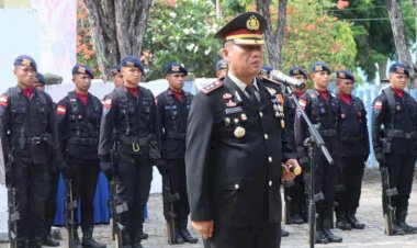 Kapolres-Sumba-Timur-Pimpin-Upacara-Ziarah-di-TMP-Umbu-Ndawa-Kareuk-Peringati-Hari-Pahlawan