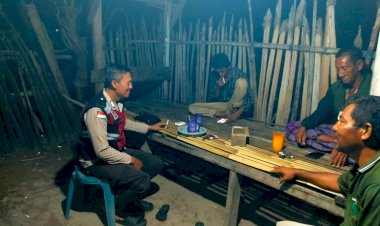 Polisi-Hadir-di-Pulau-Terluar,-Patroli-Humanis-Warnai-Malam-Warga-Pulau-Salura