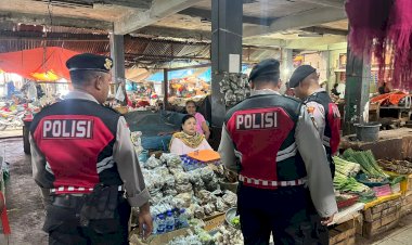 Patroli-Dialogis-Sat-Samapta-Polres-Sumba-Timur-Intensif-Ciptakan-Kondisi-Aman-di-Pasar-Matawai