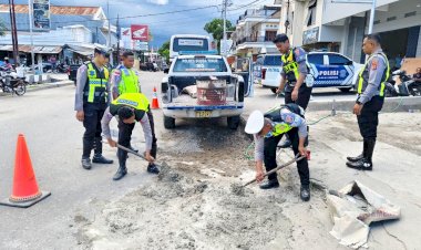 Tak-Ingin-Ada-Korban-Kecelakaan,-Satlantas-Perbaiki-Jalan-Berlubang