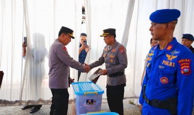 Wujud-Empati,-Kapolri-Beri-Bantuan-kepada-Anggota-Polri-Korban-Bencana-di-Sumbar