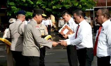 Penghargaan-dan-Apresiasi-atas-Dedikasi-Luar-Biasa,-Tim-Sus-Pengungkapan-Kasus-Sebastian-Bokol-Terima-Penghargaan-Kapolda-NTT