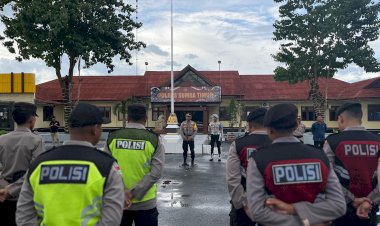 Pengamanan-Malam-Natal,-Polres-Sumba-Timur-Siagakan-Personel-di-Sejumlah-Gereja