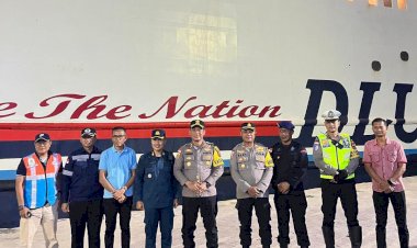 Kapolres-Sumba-Timur-Tinjau-Aktivitas-Penumpang-di-Pelabuhan-Nusantara