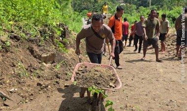 Respons-Cepat-Keluhan-Warga,-Polsek-Tabundung-Bersama-Masyarakat-Bersihkan-Jalan-Tertutup-Longsor