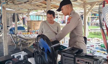 Polsek-Waijelu-Hadir-di-Pasar-Hadakamali,-Jamin-Keamanan-Aktivitas-Warga