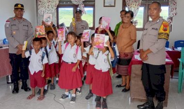 Polres-Sumba-Timur-Sambangi-SD-Negeri-Rapamanu,-Salurkan-Bantuan-Alat-Tulis