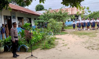 Jadi-Irup-di-SMP-Katolik-Padadita,-Kasiwas-Polres-Sumba-Timur-Tekankan-Disiplin-dan-Kamtibmas