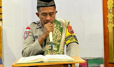 Bhabinkamtibmas-Polsek-Rindi-Tadarus-Al-Qur’an-Bersama-Remaja-Masjid-di-Kamalawatar