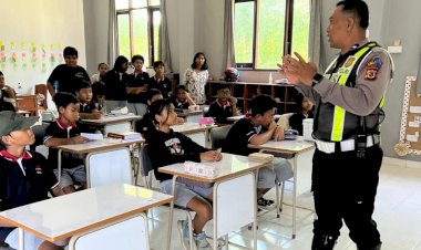 Satlantas-Polres-Sumba-Timur-Edukasi-Tertib-Berlalu-Lintas-kepada-Siswa-SD-Charis-National-Academy-Sumba