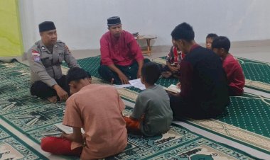 Kanit-Binpolmas-Polres-Sumba-Timur-Berikan-Ceramah-Ramadhan-di-Masjid-Khulafarosidin