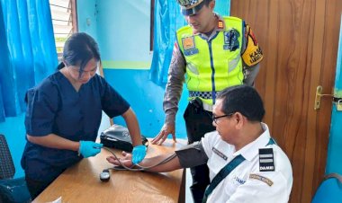 Satlantas-Polres-Sumba-Timur-dan-Instansi-Terkait-Laksanakan-Ramp-Check-Bus-Damri--dan-Cek-Kesehatan-Pengemudi-Jelang-Lebaran-2026