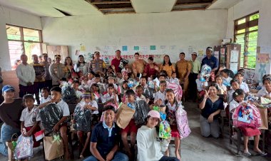 Peduli-Pendidikan-di-Sumba-Timur,-Wakapolda-NTT-Beri-Bantuan-Untuk-Siswa-dan-Sekolah