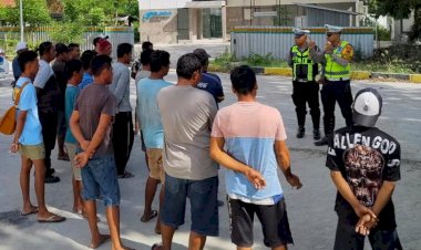 Satlantas-Polres-Sumba-Timur-Berikan-Sosialisasi-Kamseltibcarlantas-kepada-Sopir-Truk-Batu-Bara-di-Pelabuhan-Waingapu