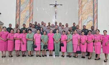 Sinergi-TNI–Polri-di-Sumba-Timur,-Kompak-Isi-Koor-Misa-Minggu-Paskah-Ke-VI