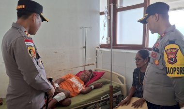 Kapolres-Sumba-Timur-Hadir-Menjenguk-Korban-Kecelakaan,-Beri-Dukungan-Moril