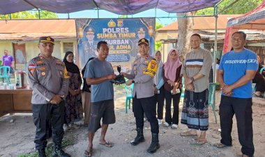Momentum-Iduladha-1447-H,-Polres-Sumba-Timur-Bagikan-Daging-Kurban-kepada-Warga