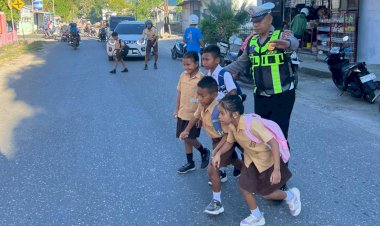 Pengaturan-Lalu-Lintas-Pagi,-Bentuk-Pelayanan-Polres-Sumba-Timur-kepada-Masyarakat