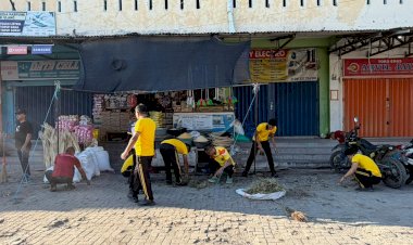 Dukung-Program-Indonesia-Asri,-Polres-Sumba-Timur-Ikut-Giat-Jumat-Bersih-di-Pasar-Inpres-Matawai
