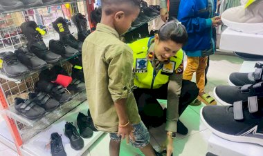 Viral-Tiga-Siswa-Berjalan-dengan-Sandal-Lusuh,-Respons-Cepat-Kapolda-NTT-dan-Polres-TTS-Hadirkan-Senyum-Baru-bagi-Anak-Anak-Oelbubuk