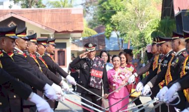 Polres-Sumba-Timur-Gelar-Tradisi-Pedang-Pora,-Lepas-Empat-Personel-Purnabakti-dengan-Penuh-Kehormatan