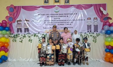 Kapolres-Sumba-Timur-Hadiri-Pelepasan-Murid-TK-Kemala-Bhayangkari-04-Waingapu,-Dorong-Pendidikan-Anak-Sejak-Usia-Dini