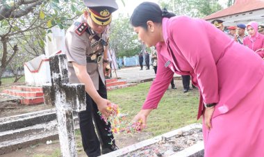 Polres-Sumba-Timur-Gelar-Ziarah-Rombongan-di-TMP-Umbu-Ndawa-Kareuk-dalam-Rangka-Hari-Bhayangkara-ke-80