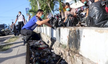Sambut-Hari-Bhayangkara-ke-80,-Polres-Sumba-Timur-Bersihkan-Sampah-di-Pasar-Inpres-Matawai