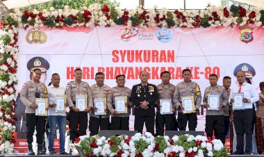 Syukuran-Hari-Bhayangkara-ke-80,-Polres-Sumba-Timur-Berikan-Penghargaan-kepada-Personel-Berprestasi