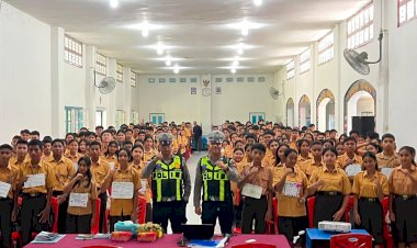 Sat-Lantas-Polres-Sumba-Timur-Tanamkan-Budaya-Tertib-Berlalu-Lintas-kepada-400-Pelajar-SMA-Andaluri-Waingapu