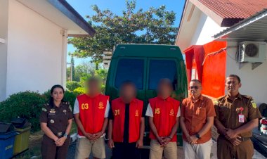 Berkas-Perkara-Dinyatakan-Lengkap,-Polres-Sumba-Timur-Serahkan-Tersangka-dan-Barang-Bukti-Kasus-PETI-ke-Kejaksaan-Negeri-Waingapu