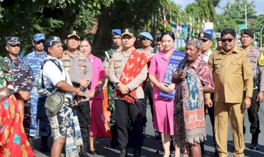 Tradisi-Adat-Panggarang-Tau-dan-Gerbang-Pora-Sambut-Kapolres-Sumba-Timur-yang-Baru