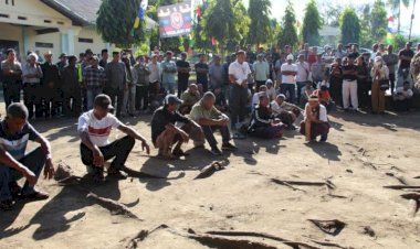 Ritual-Bau-Lolon-Satukan-Dua-Kampung,-Kapolda-NTT-Dorong-Perdamaian-Jadi-Komitmen-Bersama
