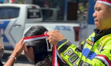 Sambut-HUT-RI-ke-81,-Satlantas-Polres-Sumba-Timur-Bagikan-Bendera-Merah-Putih