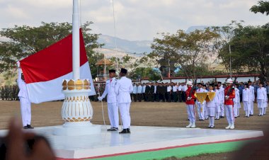 Keluarga-Besar-Polres-Sumba-Timur-Hadiri-Upacara-HUT-ke-81-Kemerdekaan-RI-di-Waingapu