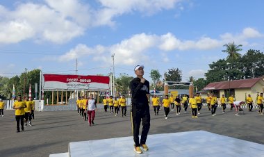 Jaga-Kebugaran-Personel,-Kapolres-Sumba-Timur-Pimpin-Olahraga-Bersama