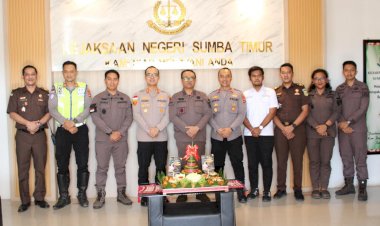 Bangun-Sinergi,-Kapolres-Sumba-Timur-Silaturahmi-dan-Sampaikan-Ucapan-Hari-Lahir-Kejaksaan-ke-81