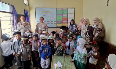 Polisi-Sahabat-Anak,-Polsek-Umalulu-Kenalkan-Profesi-Kepolisian-kepada-Peserta-Didik-TK-RA-Al-Mu’min