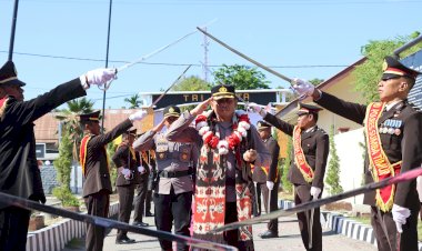 Tiba-di-Polres-Sumba-Timur,-AKBP-Nanang-Wahyudi-Disambut-Panggarang-Tau-dan-Pedang-Pora
