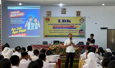Cegah-Penyalahgunaan-Narkoba-Sejak-Dini,-Polres-Sumba-Timur-Edukasi-67-Pengurus-OSIS-SMAN-2-Waingapu